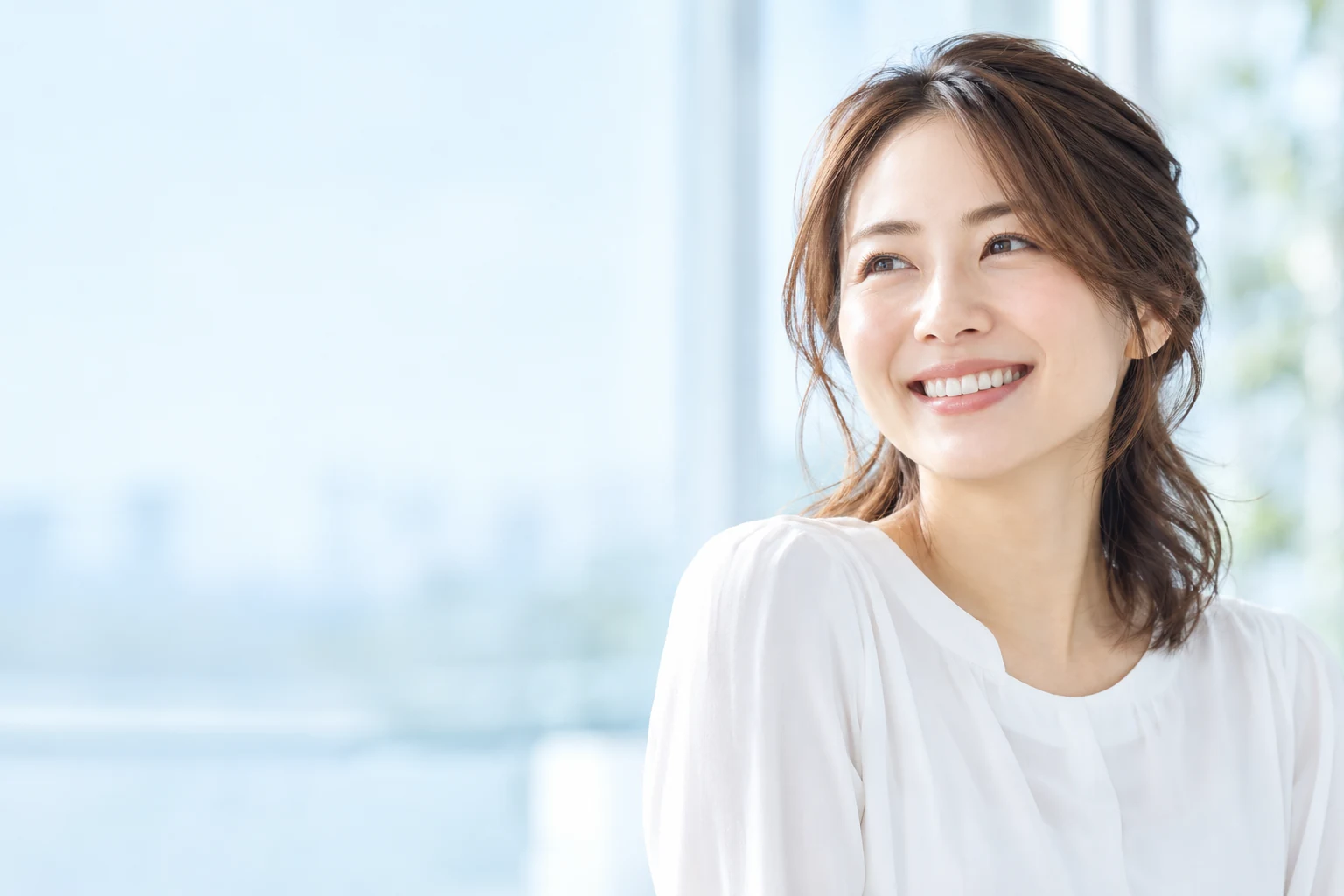 自然な笑顔の女性のイメージ写真